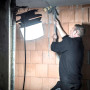 Strahler mit höhenverstellbarem Teleskop-Stativ