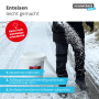 In diesem Bild ist zu sehen, wie Das Alfa Auftaugranulat wird auf einer großen Fläche verteilt, um Schnee schnell und effektiv zu beseitigen.