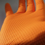 Ungepuderte, orange Einweghandschuhe aus Nitril mit Diamantstruktur - Deatailild